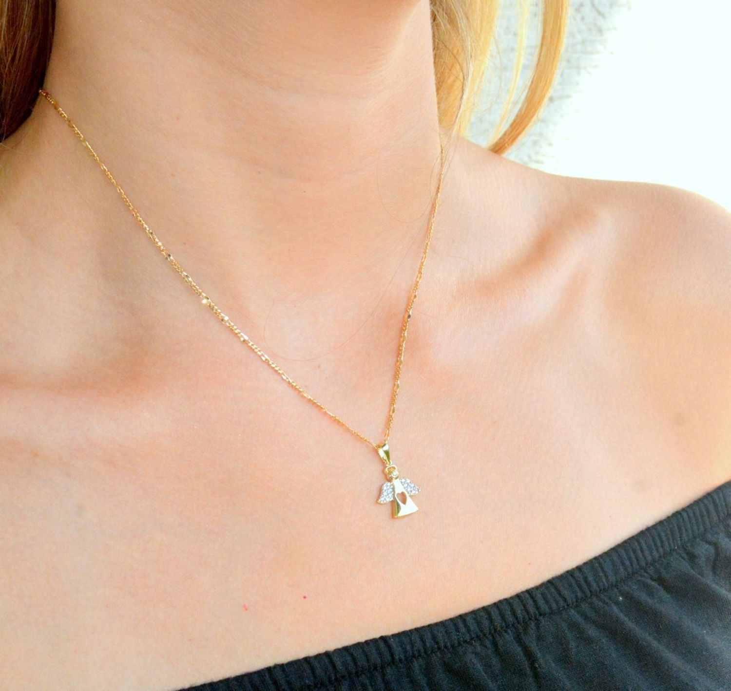 Złota zawieszka 375 aniołek biżuteryjny z cyrkoniami ZA 6787 375. Złota zawieszka 375. Złoty wisiorek aniołek z cyrkoniami. Złota zawieszka damska. Zawieszka damska aniołek próby 375. Złota zawieszka na prezent..jpg